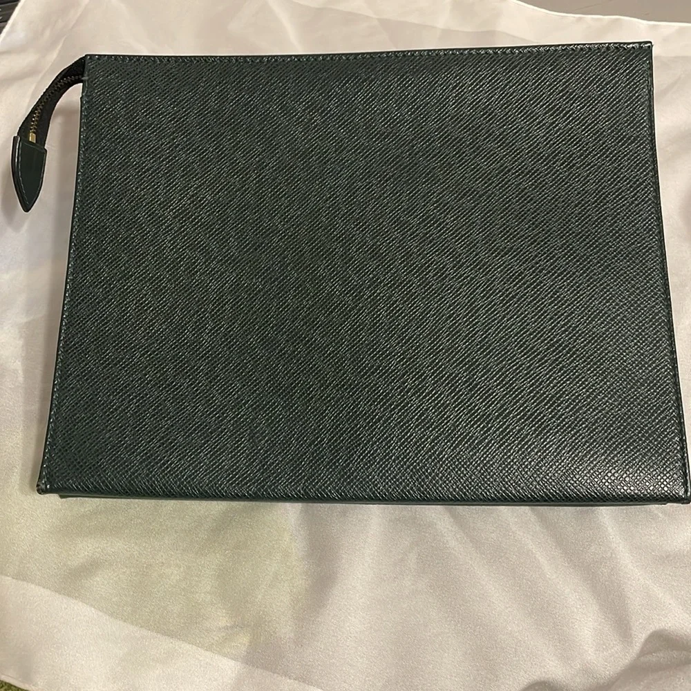 Louis Vuitton pouch in hunter green W/ COA - Picture 2 of 9